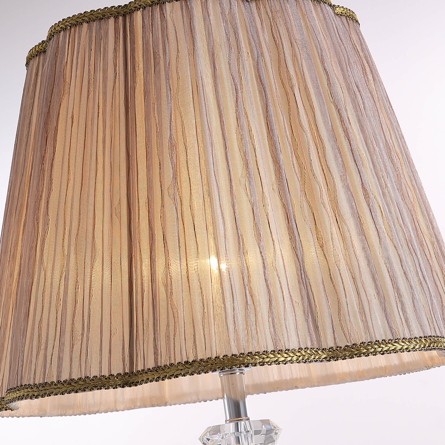 Vase Shaped Base Diamond Crystal Desk Lamp